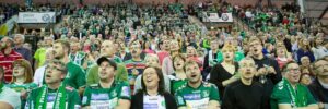 4850 Handballfans singen im Chor... Foto: Karsten Mann