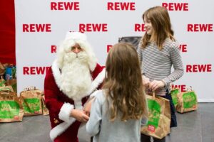 300 Kinder durften sich über eine REWE Weihnachtstüte freuen, zusammengepackt von den DHfK-Profis. Foto: Karsten Mann