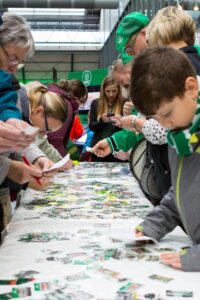 Reges Treiben bei der ersten großen REWE Sticker-Tauschbörse. Foto: Karsten Mann