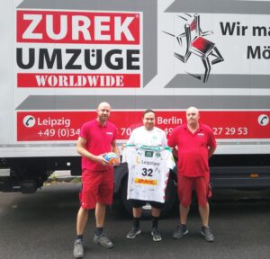 U23-Coach Enrico Henoch überreicht der Spedition Zuruk GmbH ein Trikot. Foto: Spedition Zuruk