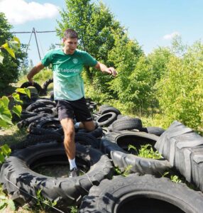 Marko Mamic kämpft sich durch den Reifenparcours. Foto: SC DHfK