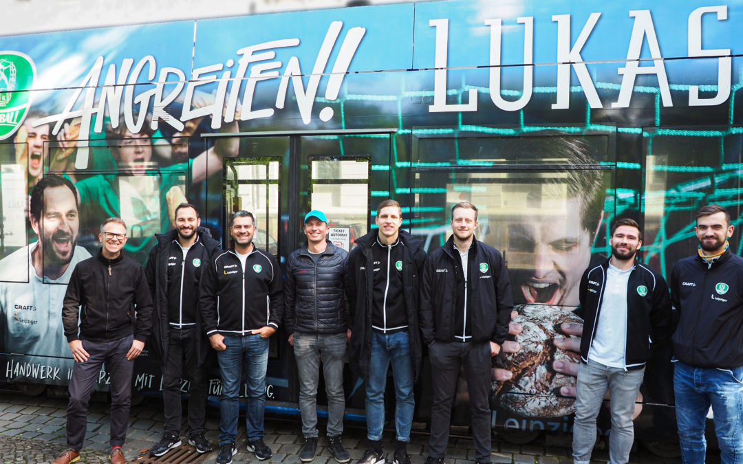 LuKAS Bäcker Leipzig & DHfK Handballer feiern gemeinsame Straßenbahngestaltung