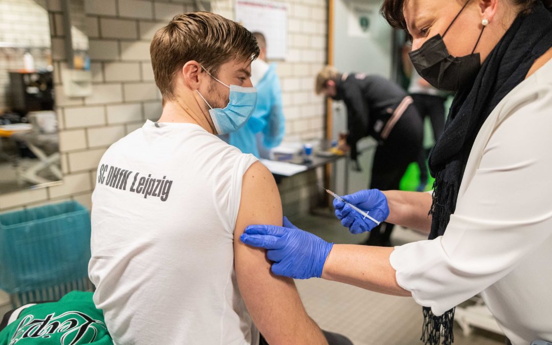 Mit gutem Beispiel vorangehen: Booster-Impfung für DHfK-Handballer