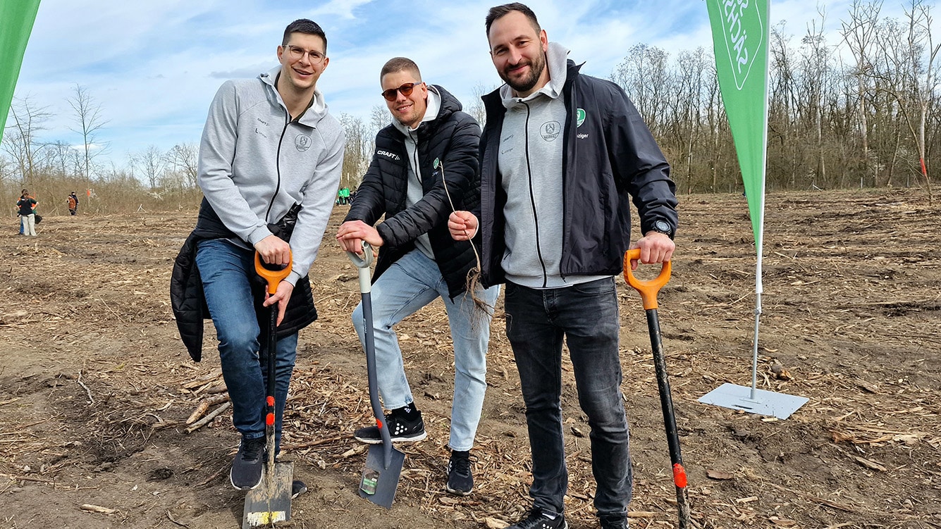 Marko Mamic, Lovro Jotic und Philipp Müller haben sich mit einem Spaten bewaffnet