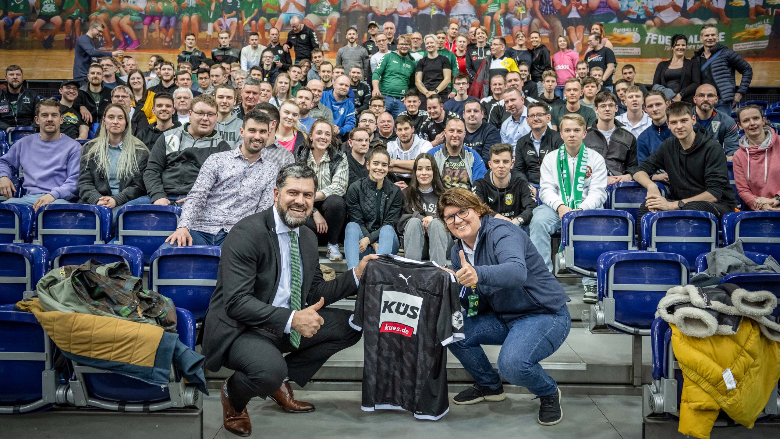 Die 150 sächsischen Schiedsrichterinnen und Schiedsrichter machten ordentlich Stimmung in der ARENA. Foto: Klaus Trotter