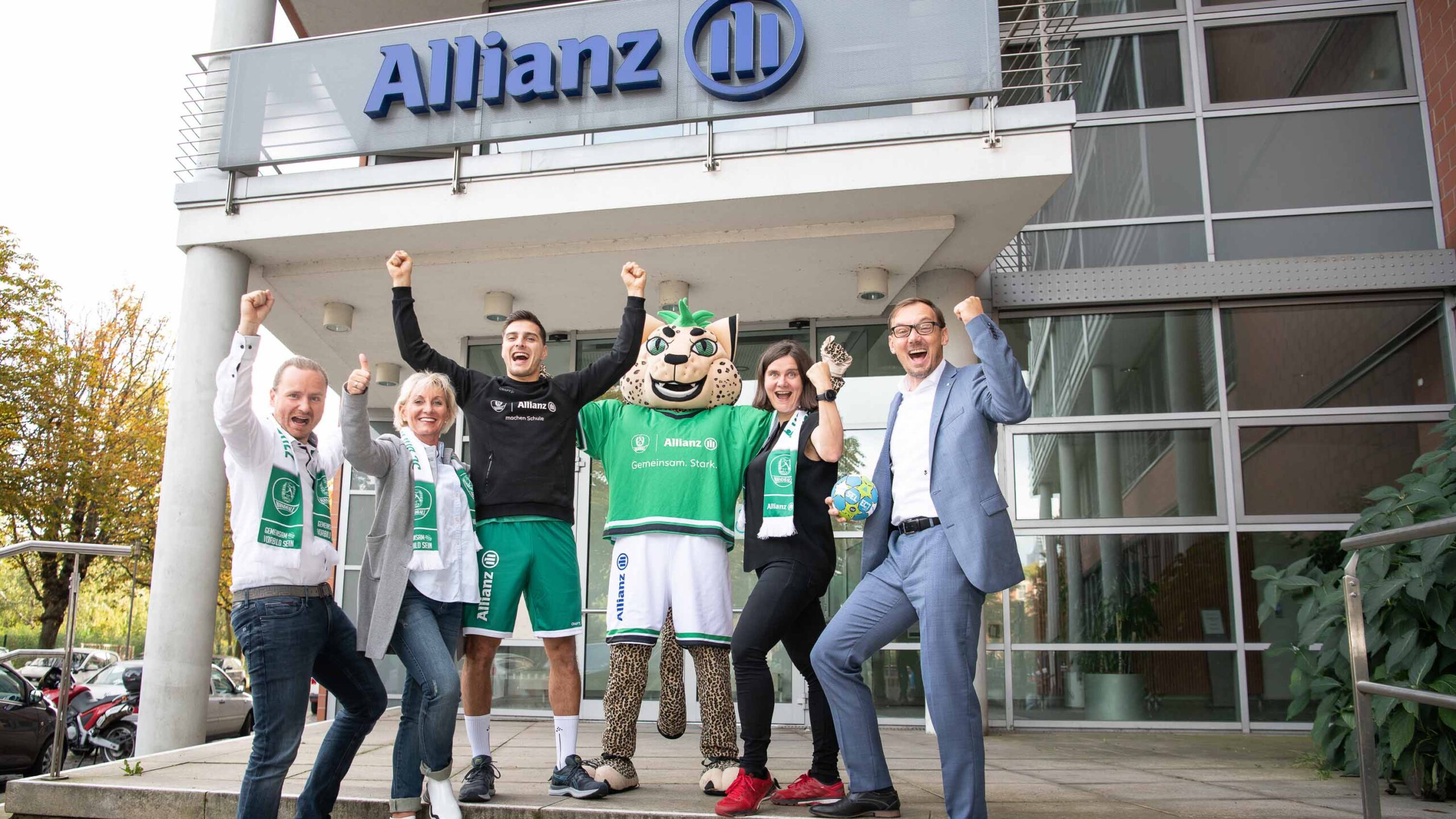 Lucas Krzikalla, BalLEo und die Mitarbeiter der Allianz fiebern dem kommenden Heimspiel entgege