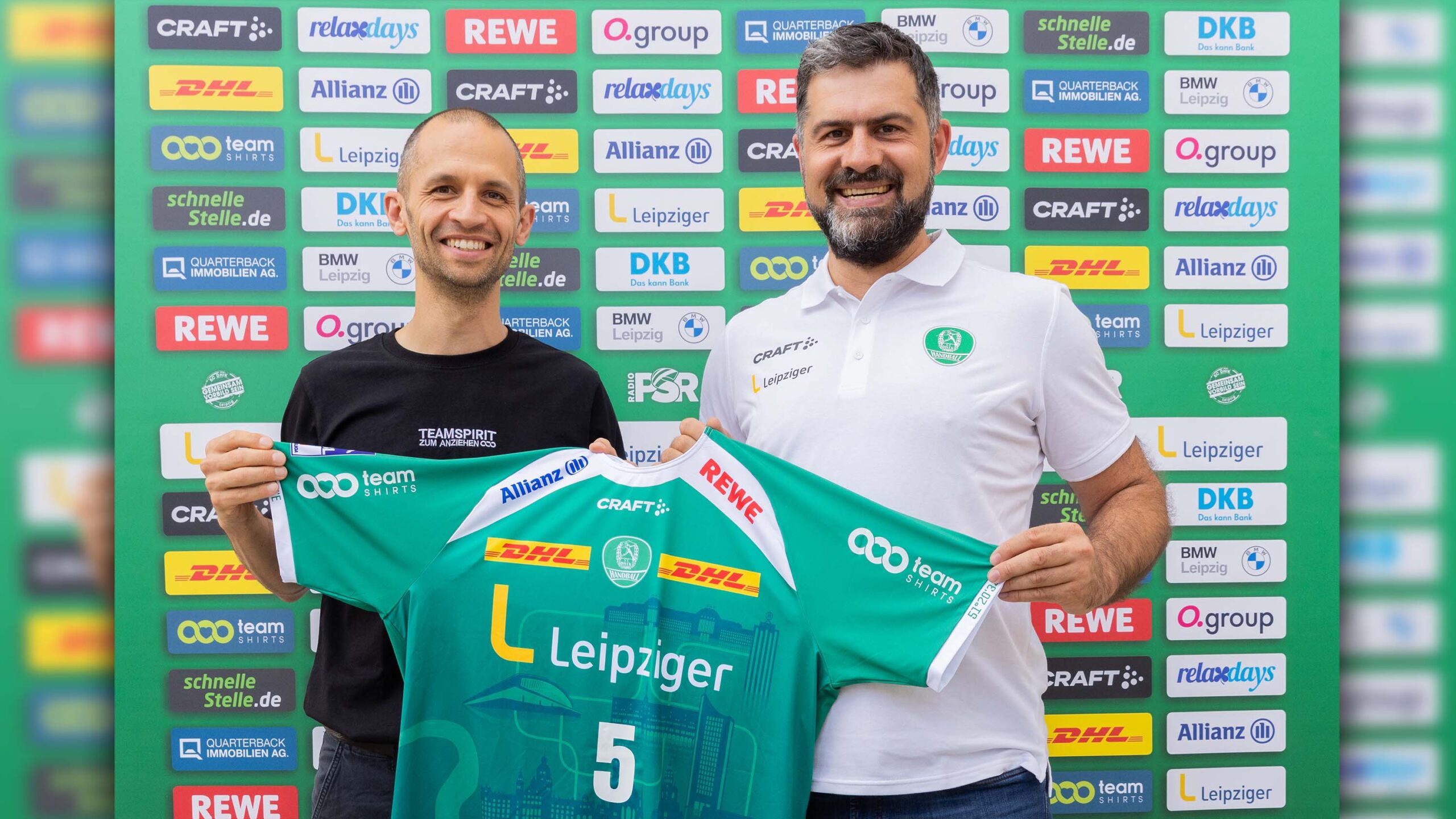 Elmar Kühn (Director TeamShirts) und Karsten Günther (Geschäftsführer SC DHfK Handball) freuen sich über den Start der Partnerschaft. Foto: TeamShirts