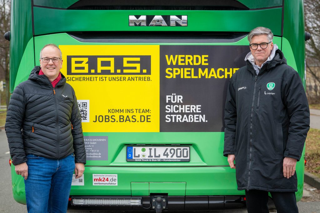 Chefcoach Rúnar Sigtryggsson und Ralph Goerres (Vorstand der B.A.S. Verkehrstechnik AG) sind mit dem Ergebnis sehr zufrieden. Foto: Klaus Trotter