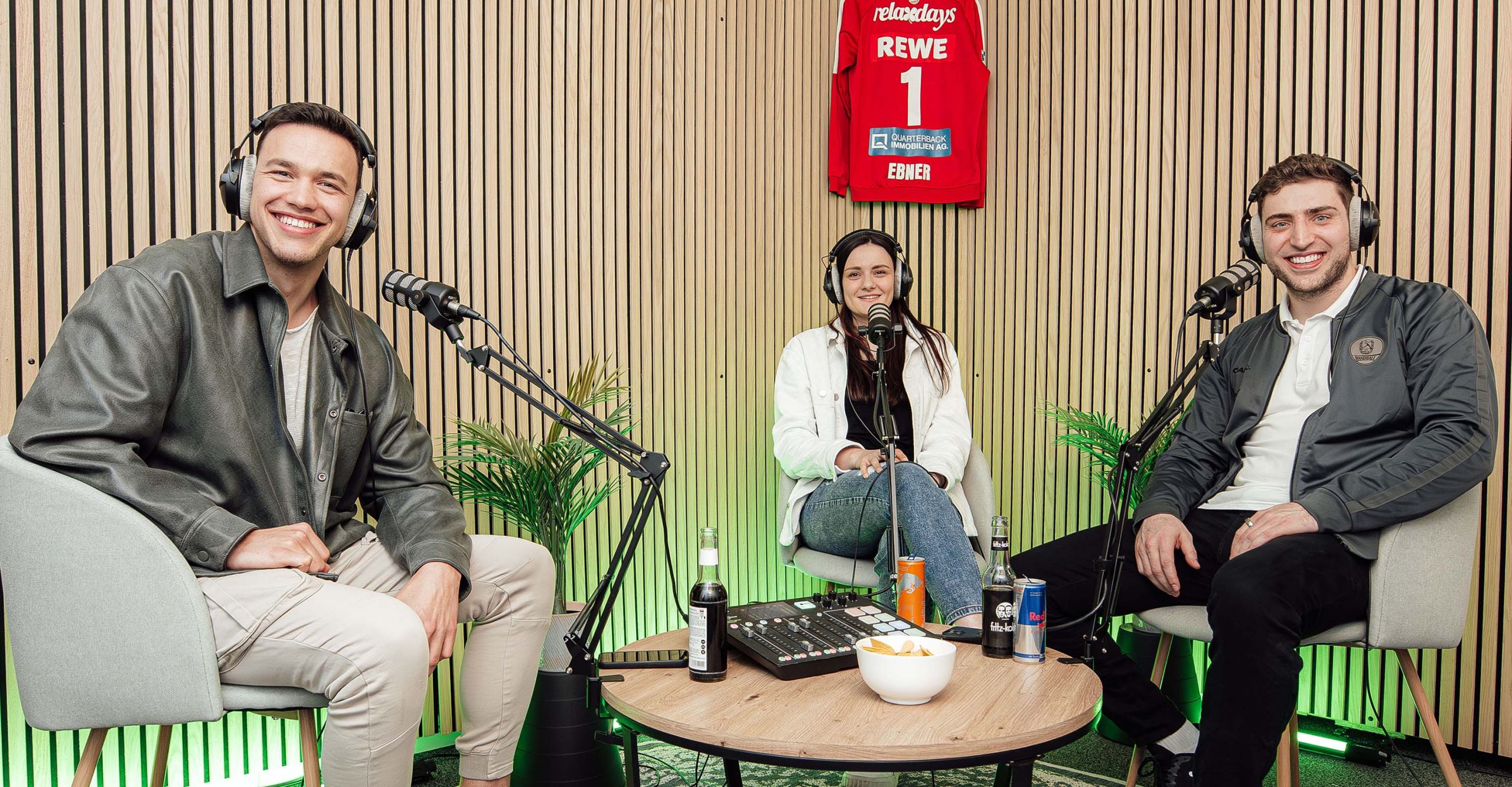 Domenico Ebner, Nicole Roth und Moderator Patrick Fritzsche bei der Podcast-Aufzeichnung. Foto: Alibek Käsler