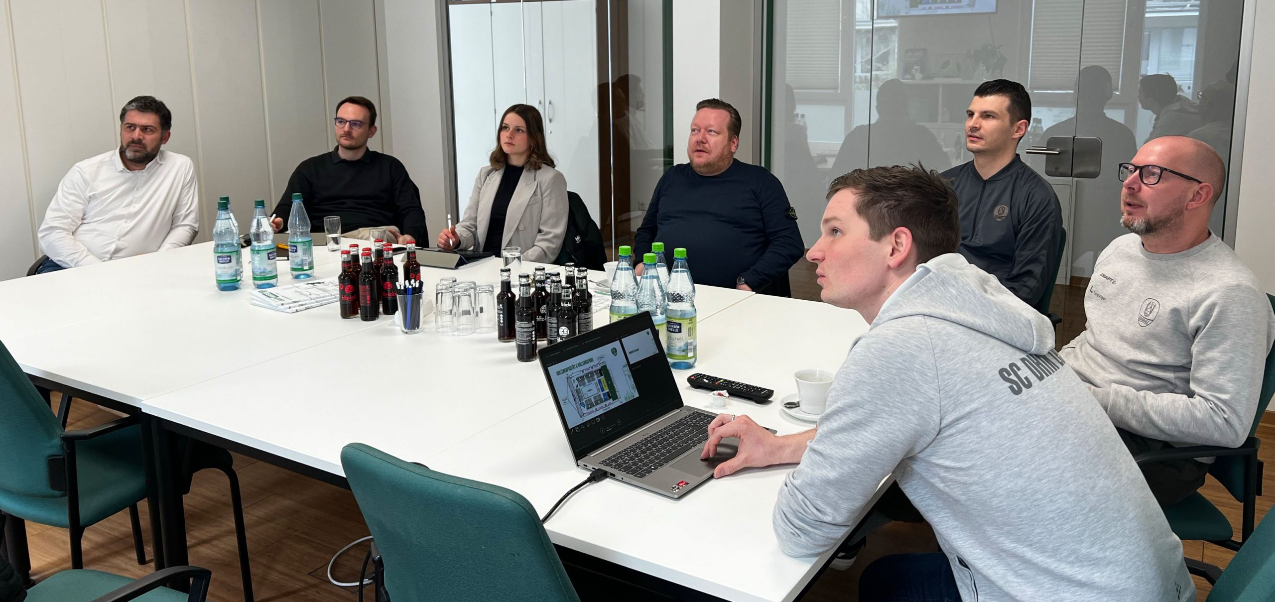 Karsten Günther (Geschäftsführer SC DHfK), Erik Fischer (Sponsoring ThSV), Johanna Keiner (Ticketing ThSV), René Witte (Geschäftsführer ThSV), Felix Schmidt (Marketing SC DHfK), Steffen Landschreiber (Geschäftsstellenleiter SC DHfK) und Hannes Hildebrandt (Heimspiel-Orga SC DHfK).