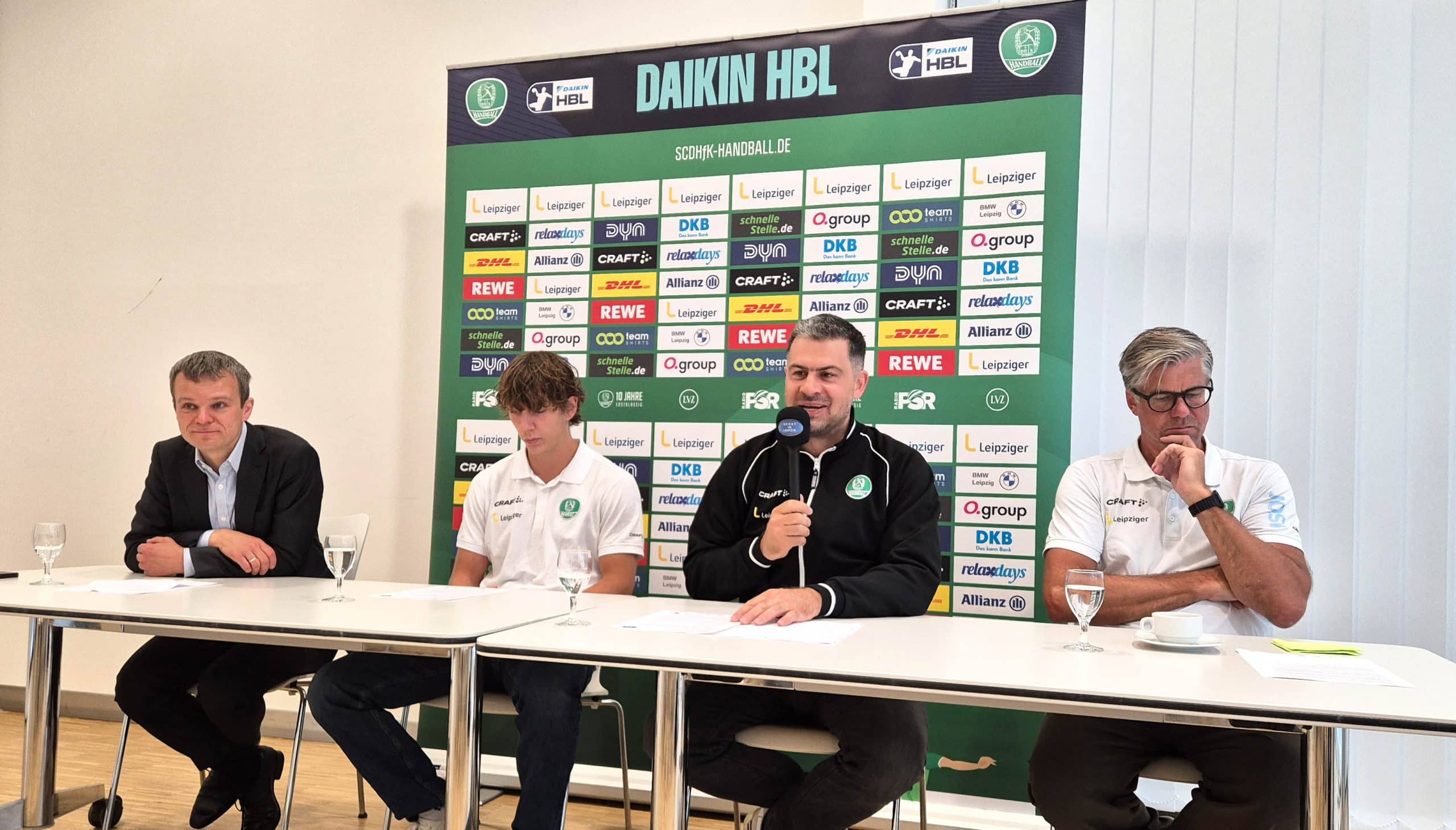 UKL-Vorstand Dr. Robert Jacob, Rechtsaußen Staffan Peter, Geschäftsführer Karsten Günther und Chefcoach Rúnar Sigtryggsson beim Pressegespräch.
