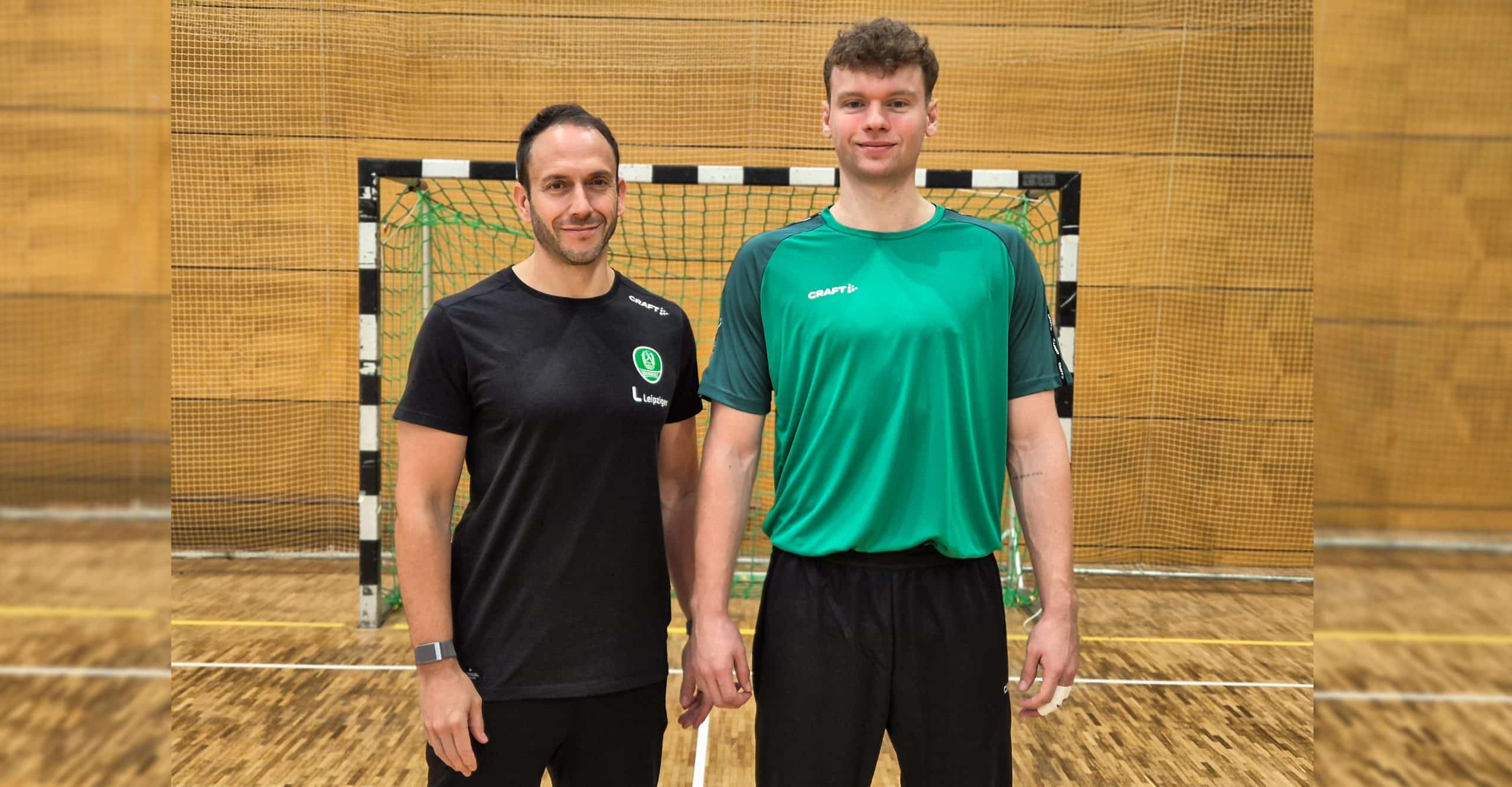 Chefcoach Raúl Alonso mit Neuzugang Tim Hertzfeld