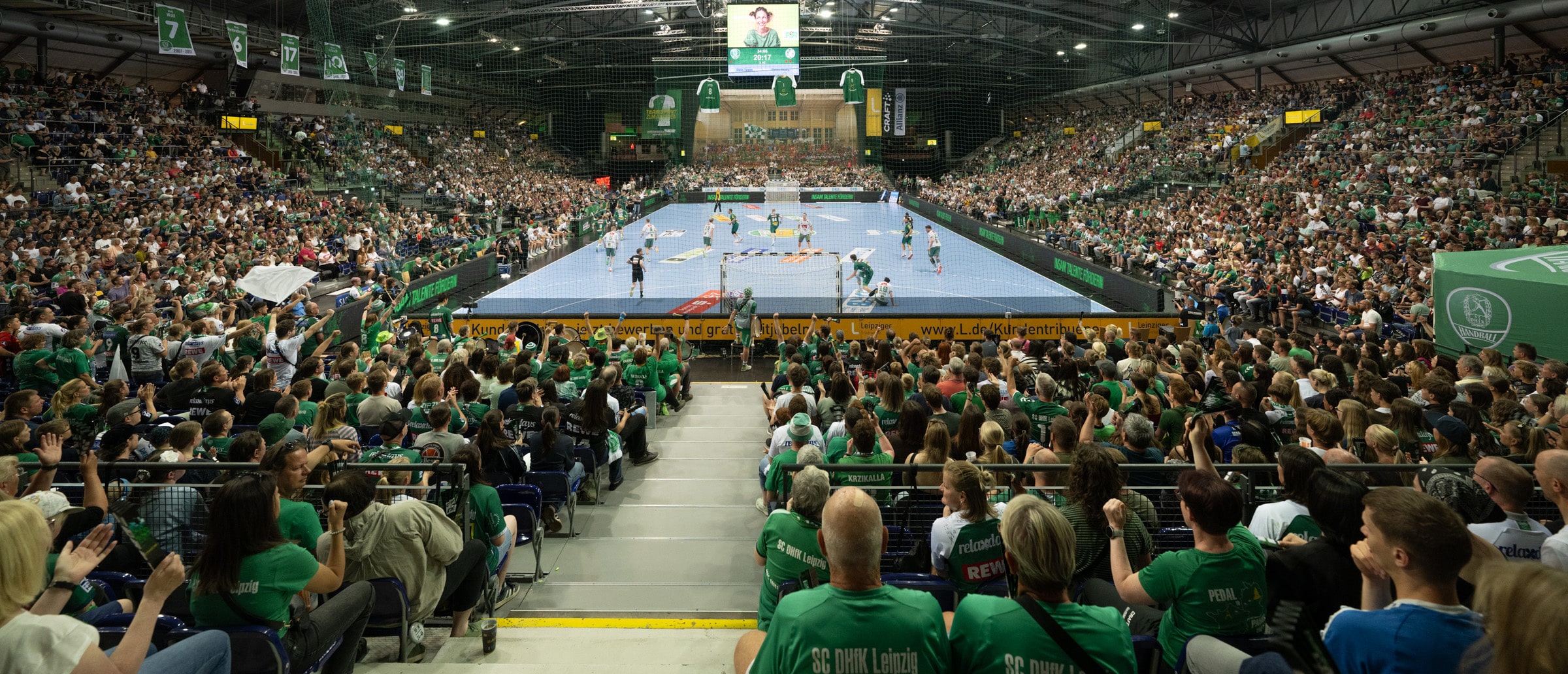 Vor 3 Monaten standen sich beide Teams noch in der ersten Liga gegenüber. Die ARENA war mit 6.000 Fans ausverkauft. Foto: Klaus Trotter