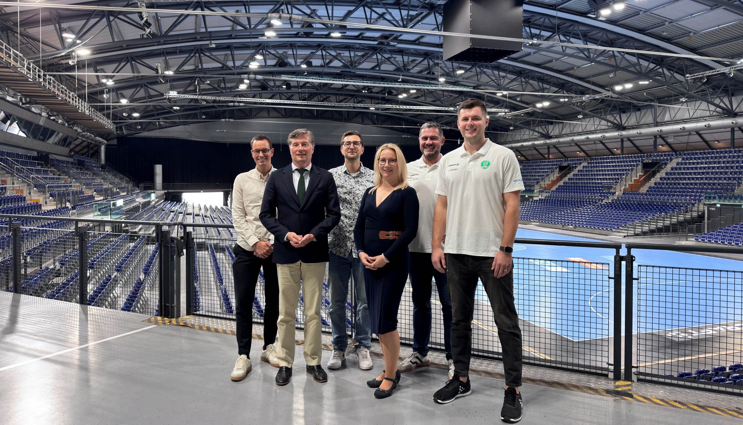 von links nach rechts: Philipp Franke (Geschäftsführer ZSL Betreibergesellschaft mbH), Heiko Rosenthal (Bürgermeister für Umwelt, Ordnung, Klima, Sport), Nick Tabor (MB Group für FAKTORLicht GmbH & Co. KG), Katja Büchel (Leiterin Amt für Sport), Karsten Günther (Geschäftsführer SC DHfK Handball), Anadin Suljaković (Torwart SC DHfK Handball).